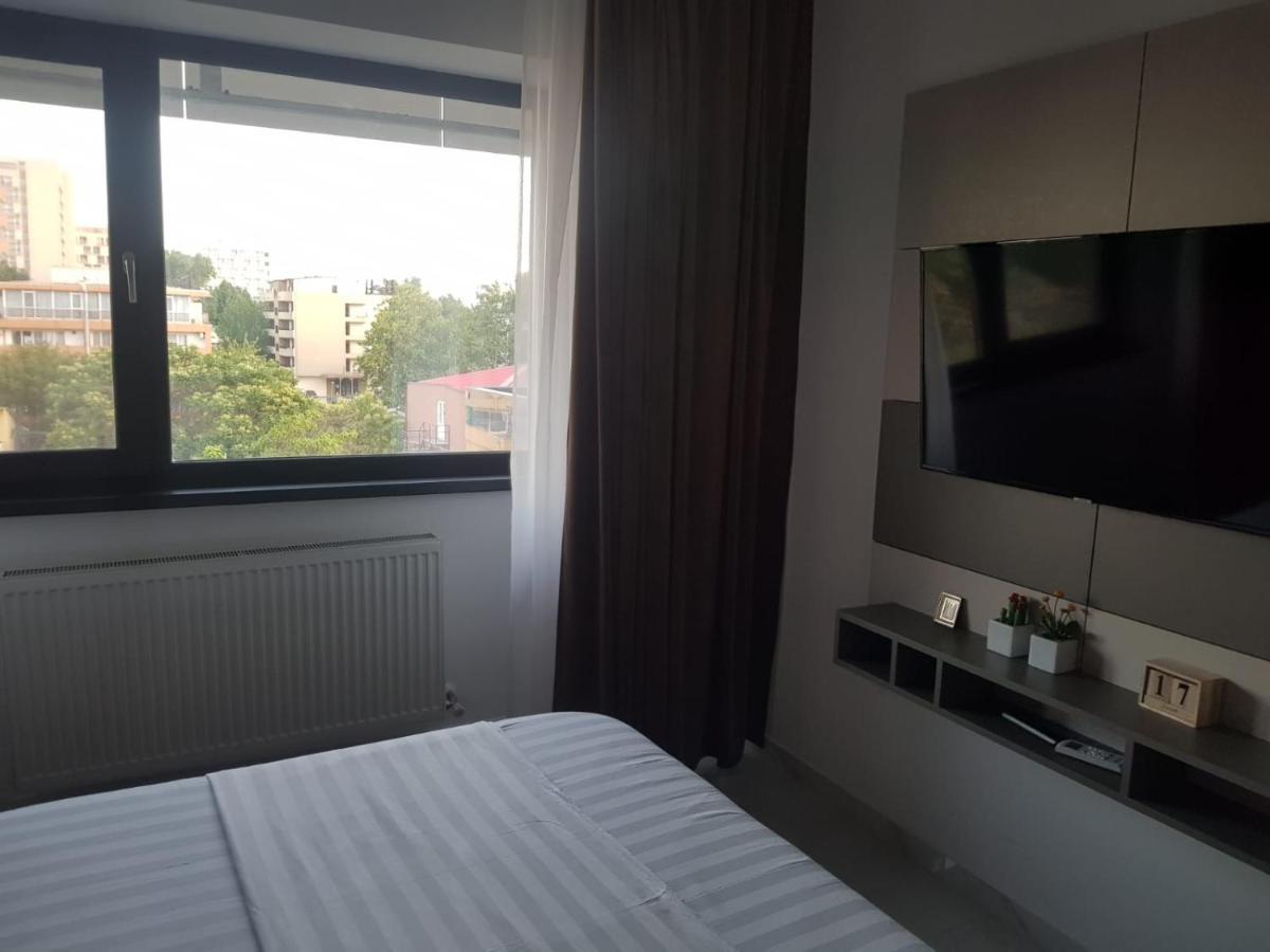 John's Luxury * Mamaia