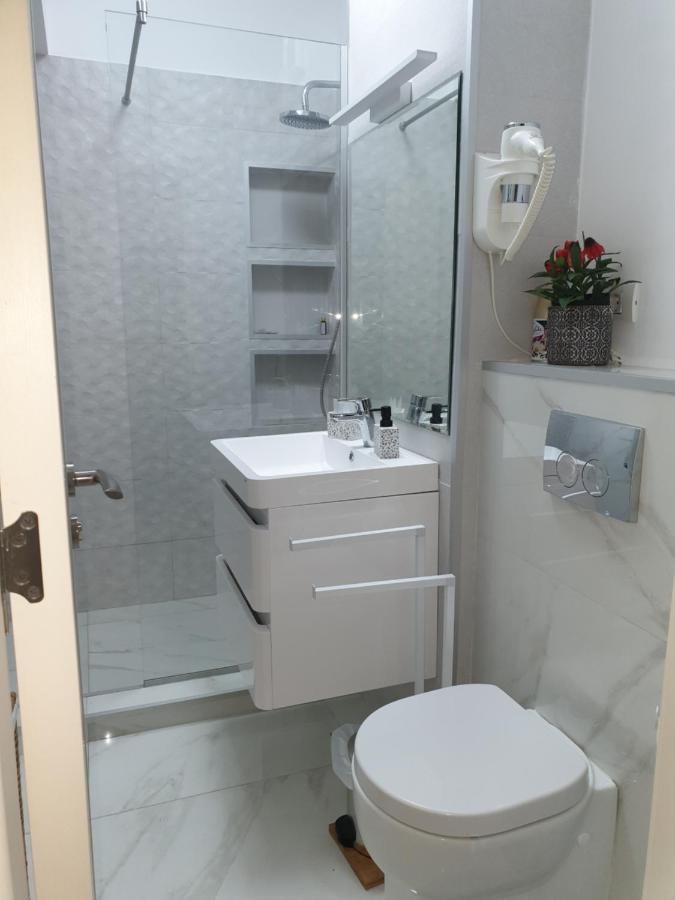 John's Luxury Apartment *